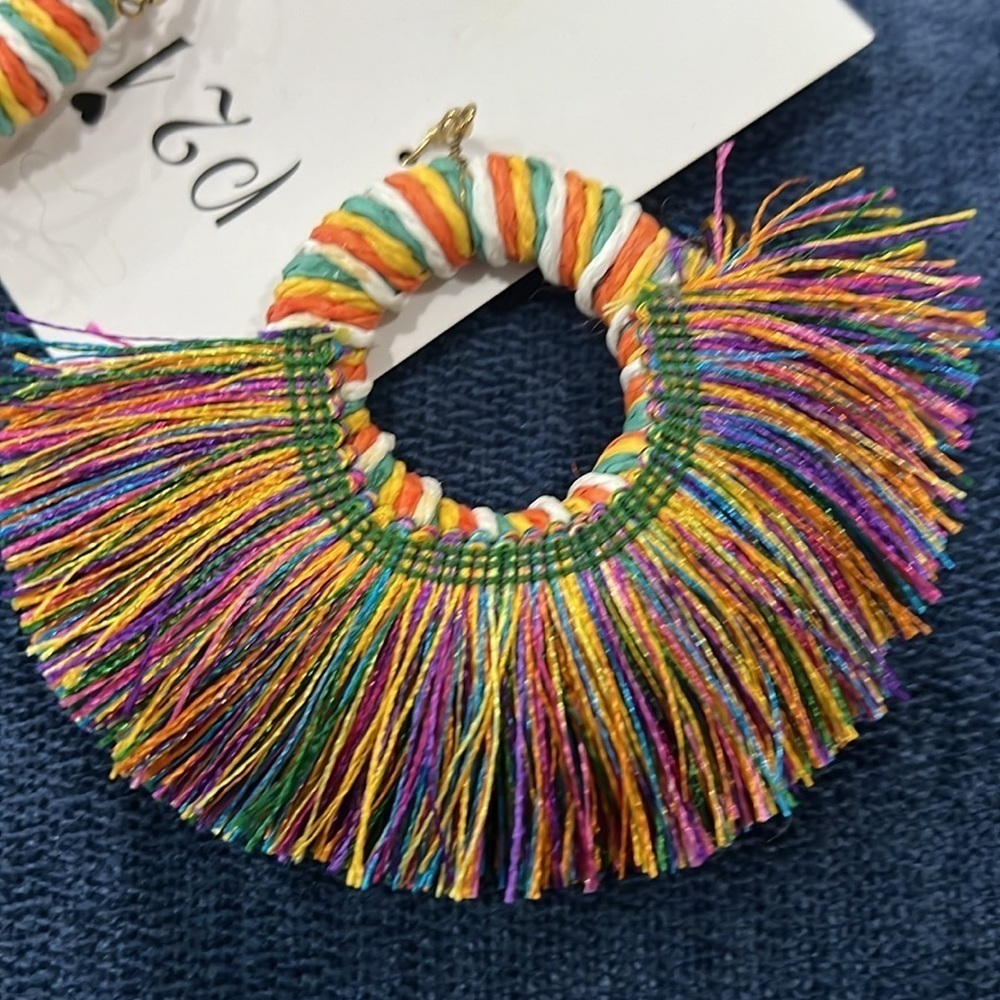 P21 Women’s Handmade Feather Fringe Circular Earrings Multicolor Boho Artisanal - Picture 5 of 5